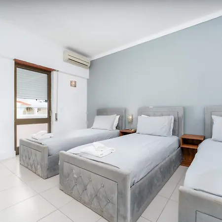 402 - Oura - 2 Bedroomed - Sea View דירה *