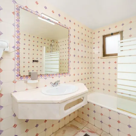 402 - Oura - 2 Bedroomed - Sea View